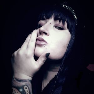 Meet your Posher, Britt-knee